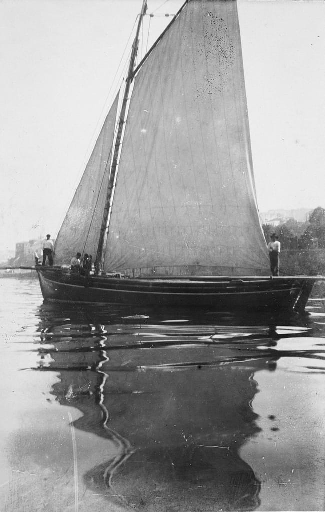Balandra navegando hacia el Berbes 1910