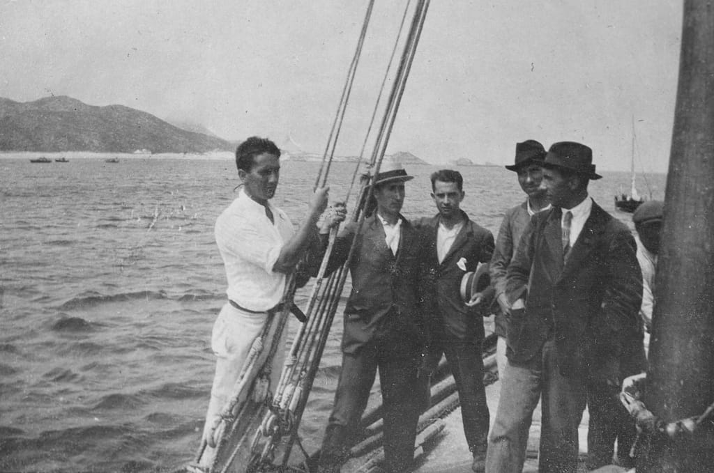 Navegacion a las Islas Cies 1915 en el galeón CAROLINA: de Izq. a dcha: Tato Lagos, Juanito Yañez, Felix Casuso y Hermanos Requejo.