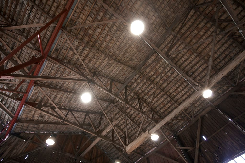 Imagen de la estructura interior de madera y teja de la nave de Astilleros Lagos
