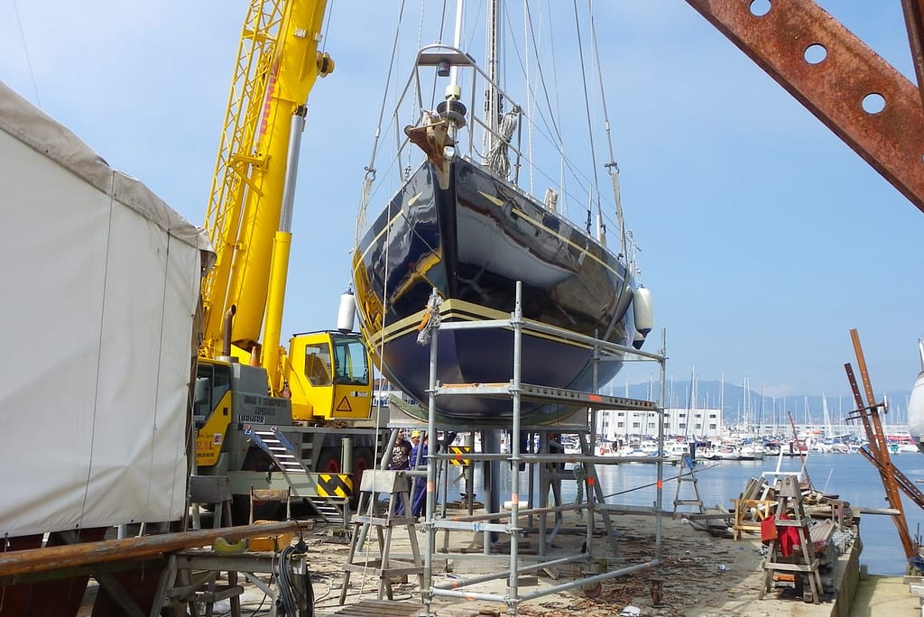 Launching Wauzquiez 45 after refit jobs on the Boatyard