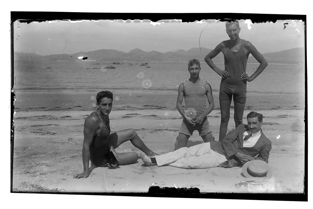 Los protagonistas unos años antes de la construcción del MIÑOCA en 1912 en la Playa de Coya.