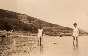 Tucky y Alfredo en 1930 probando modelos en el Lago de las Islas Cies bajo el convento