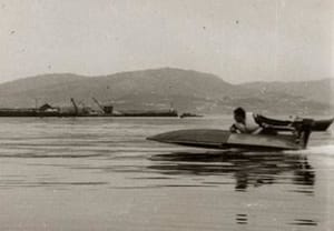 Juan Lagos probando un outboard, construido para D. Emilio Duran, en la ensenada de Bouzas en 1954