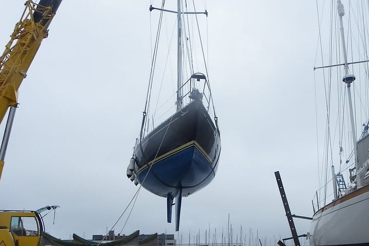 Lifting of a Wauzquiez Centurion 45 on our Boatyard
